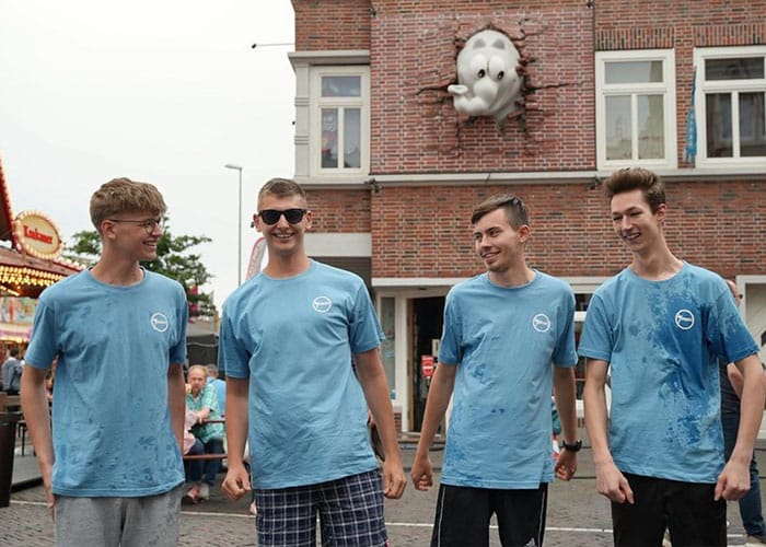 Vier Auszubildende mit gleichen T-Shirts von Rolf Janssen